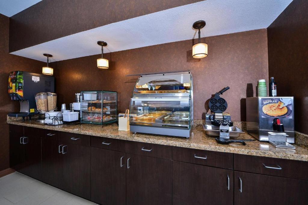 Americas Best Value Inn & Suites Cuero Экстерьер фото