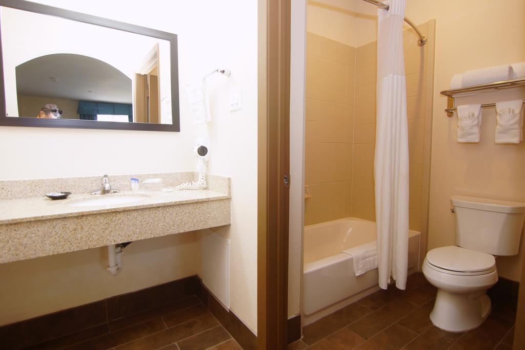 Americas Best Value Inn & Suites Cuero Номер фото